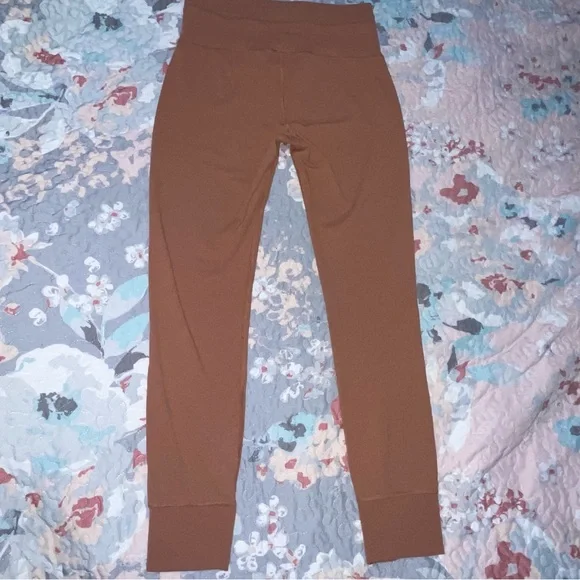 Vuori Women's 7/8 Daily Leggings - Picture 5 of 10